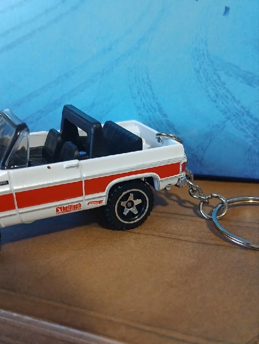 Keychain Hot Wheels '75 Chevy Blazer Custom - White with Red Stripe